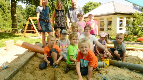 Voll dabei: Inmitten der Kita-Kinder (von links) Lennard, Mina, Jule, Jannis, Fenja, Zoe, Nico, Lian, Hope und Phil f&uuml;hlt sich Anita Hake besonders wohl. Sehr zur Freude von Kita-Leiterin Ulla Adden, Jennifer Kemper, Integrations-Assistentin von INTEG, und Michael Jakobsmeier, Fachbereichsleiter bei der Stadt Horn-Bad Meinberg (hinten, von links). - &copy; Gallisch