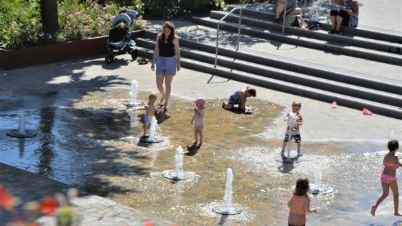 Der Blick aus dem Rathausfenster zeigt die Wasserspiele von oben. Vor allem Familien nutzen die Freizeitm&ouml;glichkeit. - &copy; Karin Prignitz