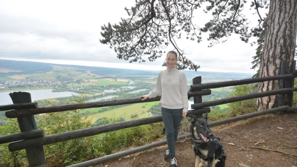 Toller Ausblick: Linken-Bundestagskandidatin Alina Wolf steht mit Hund Lucky an den Rabenklippen. - &copy; Ralf T. Mischer