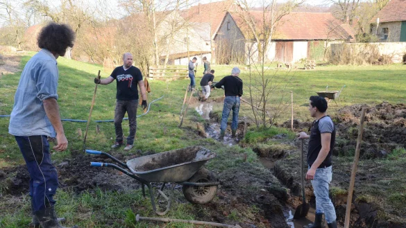 Packen an: R&uuml;diger Bergmann (links) und Carsten Sperling (Zweiter von rechts) sowie weitere Freunde renaturieren einen Bach auf dem Gel&auml;nde der Lebensgemeinschaft. Solche Aktivit&auml;ten sind ein Beispiel f&uuml;r verschiedene Aktionen, die gemeinsam stattfinden. - &copy; Privat