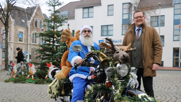 Harley-Weihnachtsmann Frank Kortenhorn aus Bielefeld und Maximilian Janski, Vorsitzender des Sch&ouml;tmaraner B&uuml;rgervereins, freuen sich auf die Veranstaltung "SwingleBells" am Samstag. - &copy; Alexandra Schaller