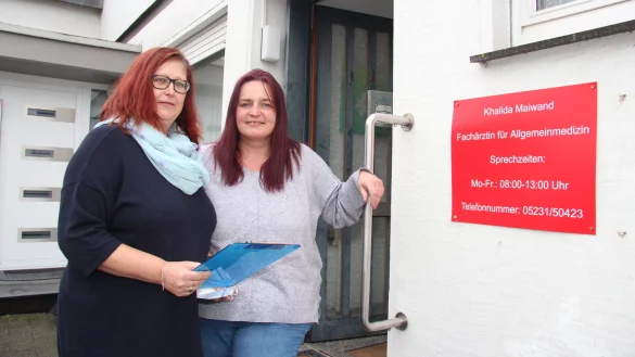 Elke Romagno (rechts) und Beate Meixner arbeiten in der Praxis von Dr. Maiwand, die diese Ende März schließend wird. - © Cordula Gröne