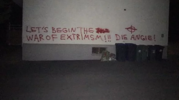 Eine Hauswand in der Straße "Im Flüth" ist eines der vielen Ziele der Sprayer geworden. Die davor stehenden Autos sollen auch beschmiert worden sein.  - © Daniel Rieck