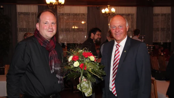 Die klare Mehrheit der Blomberger hat sich f&uuml;r Christoph Dolle (links) ausgesprochen. Bei der Feier nach der Stichwahl bekam der neue B&uuml;rgermeister Gl&uuml;ckw&uuml;nsche und einen Blumenstrau&szlig; von seinem bisherigen Chef und Amtsvorg&auml;nger Klaus Geise.&nbsp; - &copy; Seda Hagemann