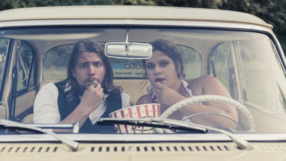 Bereit fürs Autokino: LZ-Mitarbeiter Till Sadlowski und LZ-Redakteurin Yvonne Glandien machen es sich schon einmal bequem. In einem Ford Taunus 17m aus dem Baujahr 1960 testen sie die Parkfläche für das Autokino am Schieder-See. - © Jannik Stodiek