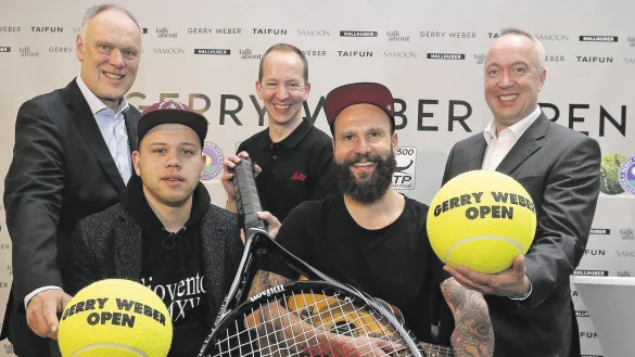 Marketingleiter Horst Erpenbeck (v. l.), Musiker Tay Schmedtmann, Jongleur Hannes Neumann und Musiker Patrick Fa. - © Wolfgang Rudolf