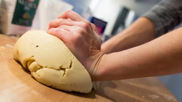 Apfelmus statt Ei zum Backen - &copy; Foto: Florian Schuh/dpa-tmn