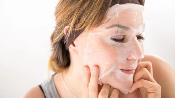 Anwendung einer Gesichtsmaske - &copy; Foto: Christin Klose/dpa-tmn