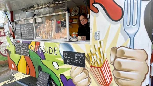 Der Foodtruck von Susanne Schuran steht auf dem Parkplatz vor der Agentur f&uuml;r Arbeit. - &copy; Stefan Becker