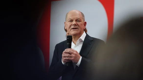 Bundeskanzler Olaf Scholz am Wahlabend: Er übernimmt Verantwortung für das schlechte Abschneiden der SPD. - © Jan Woitas/dpa