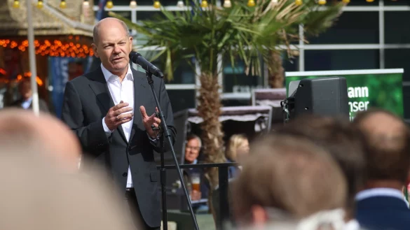 Vizekanzler und SPD-Kanzlerkandidat hat am Freitagmittag Detmold besucht. Vor dem Landesmuseum sprach er unter anderem &uuml;ber die Absicherung von Arbeitspl&auml;tzen. - &copy; Yvonne Glandien