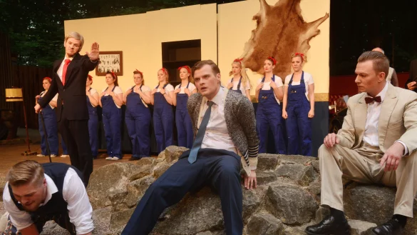 "Pleitissimo": (von links) Hans Josephs (Bastian Bühler), Willy Hellwig (Kevin Nolting) und Kurt Wagner (Benjamin Oehls) sind am Boden. Im Hintergrund agieren Gerichtsvollzieher Dr. Kuckuck (Sven Winkelmann) und die Speditionsgehilfen. 
- © André Gallisch