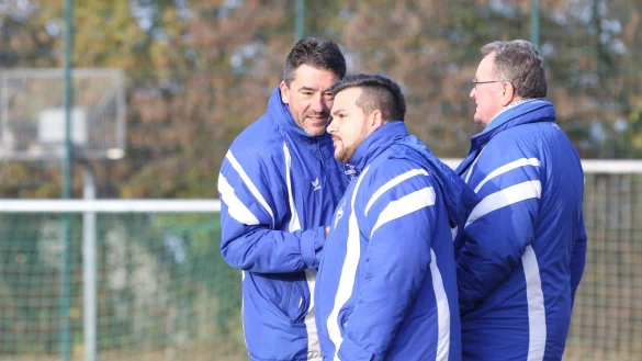 Freuen sich auf eine gemeinsame Zukunft beim SC Bad Salzuflen: Trainer Miron Tadic (von links), Manager Sladjan Vucetic und Betreuer-Impresario „Mottek" Weidenhammer. - © Oliver König