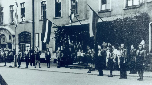 Eine gemeinsame Veranstaltung von Esten, Letten und Litauern auf dem Blomberger Marktplatz. - © Stadtarchiv