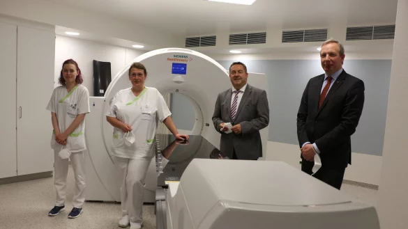 Das erste hauseigene PET/CT soll die Tumordiagnostik noch effizienter werden lassen. Hanna Droste (Medizinische Fachangestellte, von links), Chefärztin PD Dr. Eva Fricke, Aufsichtsratsvorsitzender Dr. Axel Lehmann und Geschäftsführer Dr. Johannes Hütte stellen das Gerät vor. - © Janet König