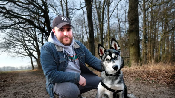 Gabriell (18) liebt seine junge Husky-H&uuml;ndin Akira und hofft nun, dass sie trotzdem bei ihm bleiben darf. - &copy; Andreas Fr&uuml;cht