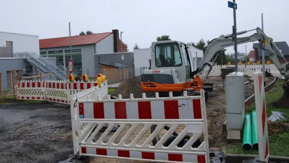 Kein Durchkommen ist derzeit an der Parkstra&szlig;e in H&ouml;he des B-vier und der Sporthalle (hinten links).&nbsp; - &copy; Birgit Guhlke