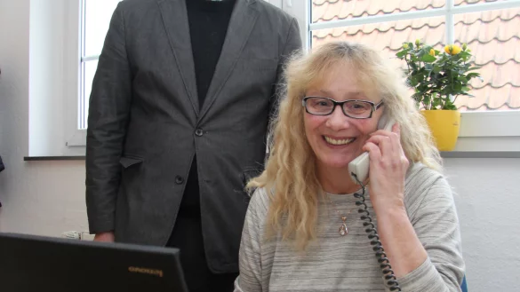 Startklar: Susanne Freund, Vorsitzende des neuen Vereins &bdquo;Betreuung und Hilfe im Alltag", und ihr Stellvertreter Hans-Dieter Berger warten in ihrem B&uuml;ro im Sch&ouml;tmaraner Kiliansweg auf Anrufe oder Mails von Menschen, die sich f&uuml;r ihre Hilfe interessieren. - &copy; Stefan Backe