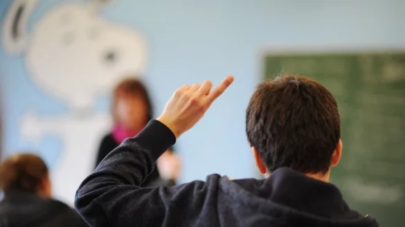 Viele Deutsche wollen laut einer Umfrage das Fach "Benehmen" in der Schule. - © dpa