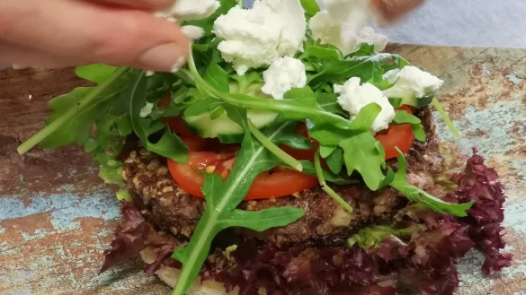 Mit Ziegenk&auml;se wird der Burger auch im Appelbaum serviert. Fehlen nur noch ger&ouml;stete Zwiebeln, Br&ouml;tchendeckel drauf, fertig. - &copy; Anke Groenewold