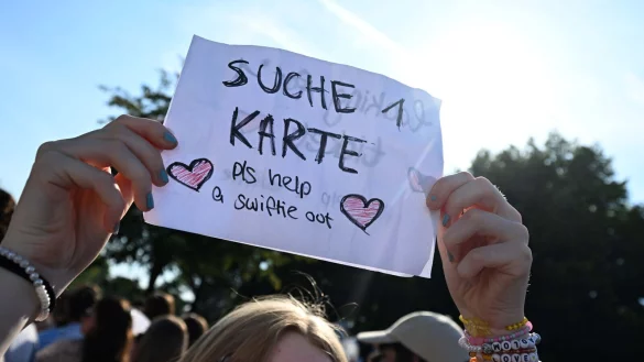 Abseits der offiziellen Verkaufswege von Karten l&auml;sst sich zwar etwas sparen, doch es kann auch dazu kommen, dass sie am Ende ung&uuml;ltig sind. - &copy; Felix H&ouml;rhager/dpa