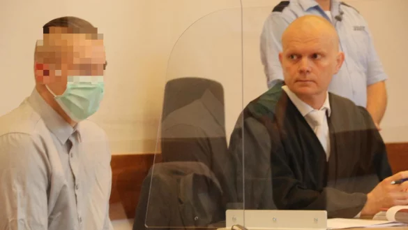 John D. am Tag der Urteilsverk&uuml;ndung mit seinem Verteidiger Jerrit Sch&ouml;ll. - &copy; Janet K&ouml;nig