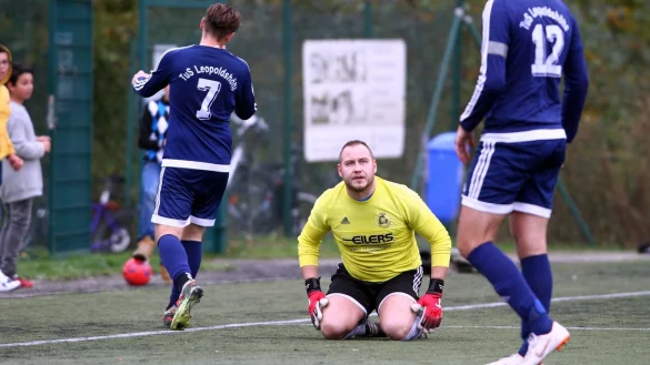 Leopoldsh&ouml;hes Torh&uuml;ter Kevin Sonntag kann das vorausgegangene Eigentor von Phillip Posteher (rechts) noch nicht fassen. Links dreht Michel Meckelmann ab. - &copy; J&ouml;rg Hagemann