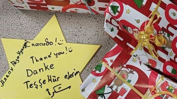 Die Kinder aus der Notunterkunft haben sich sehr &uuml;ber die Geschenke gefreut, die die H&ouml;rsterinnen und H&ouml;rster in der Wunschbaumaktion gespendet hatten. Ihre W&uuml;nsche standen auf Sternen - und genauso bedanken sie sich mit einem Stern. - &copy; Fotorechte: Malteser