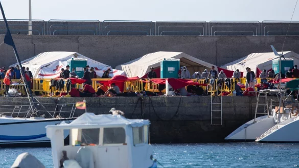 Migranten auf den Kanaren - &copy; Foto: Manuel Navarro/dpa