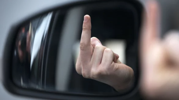 So einige Autofahrer zeigten den Ersthelfern an der Unfallstelle auf der B61 den Mittelfinger, andere starteten gef&auml;hrliche &Uuml;berholman&ouml;ver. - &copy; dpa