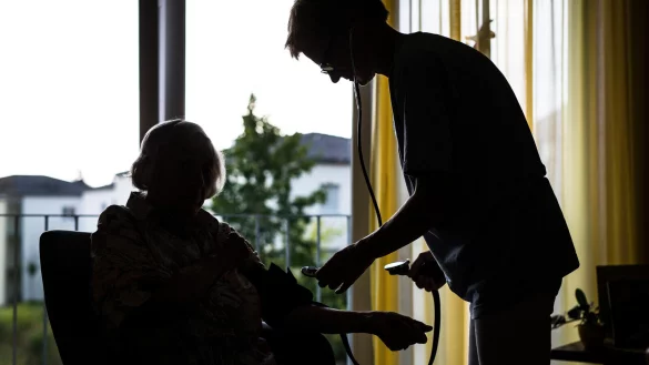 Die vorgesehene Pflegereform könnte weitreichende Veränderungen für Pflegebedürftige und ihre Angehörigen bringen. - © picture alliance/dpa