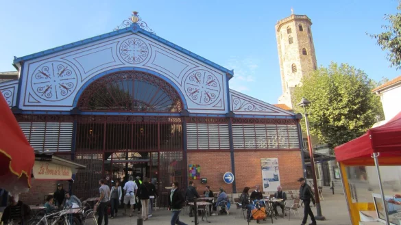 Das Millauer Stadtwappen ist im Firstbereich der dortigen Markthalle zu erkennen. Und auf dem benachbarten Wehrturm Beffroi weht eine gelbrote Flagge, die ihren Ursprung ebenfalls in Spanien hat. - &copy; Friedrich-Wilhelm Schulte