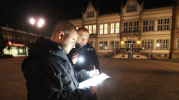 Hier sind Sicherheits-Mitarbeiter auf dem Marktplatz in Horn unterwegs. Auch in Lage sollen ab dem neuen Jahr Streifen patrouillieren.&nbsp; - &copy; Symbolbild: Patrick Bockwinkel