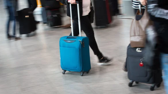 Reisende mit Handgep&auml;ck - &copy; Foto: Frank Rumpenhorst