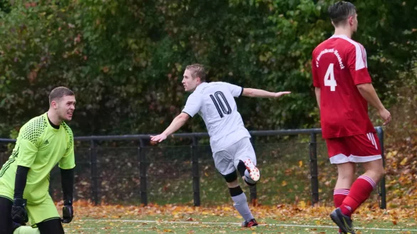 Da jubelt er noch: Der quirlige Toni Kn&ouml;fel zeigt den zerknirschten Diestelbruchern Leonard Schlegel (links) und Janick Bahms (rechts) die Hacken. Foto: J&ouml;rg Hagemann - &copy; J&ouml;rg Hagemann