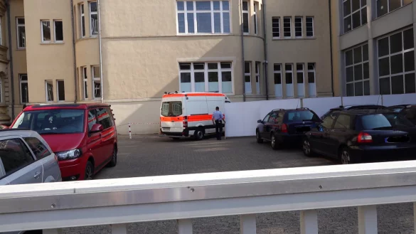 Andreas V. wird im Krankenwagen zur Verhandlung gebracht. - &copy; Kateryna Akulenko