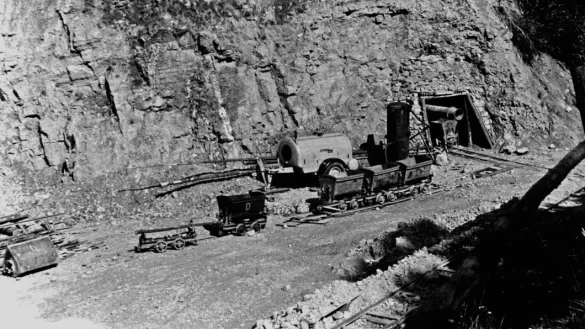 Helpuper Bergwerk: Der bereits 1957 stillgelegte Bergbaustollen am Uphof in dem nach spaltbarem Material gesucht wurde. - &copy; nw