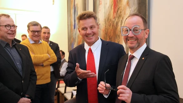 Hans-J&ouml;rg D&uuml;ning-Gast hat auch die Stimmen der SPD bekommen und als kleines Extra noch eine schicke Brille, die der Fraktionsvorsitzende Andreas Kuhlmann dem frisch gebackenen Landesverbandsvorsteher zur sofortigen Anprobe &uuml;berreichte. - &copy; Bernhard Preuss