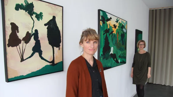 Die K&uuml;nstlerin Gosia Machon (links) und Galeristin Sabine Mellies stehen in der Ausstellung "Blinder Fleck". Diese ist noch bis Ende Mai zu sehen. - &copy; Kirsten Fuhrmann