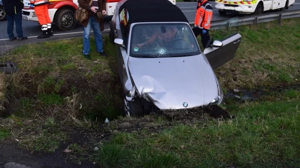 Die gef&auml;hrliche Fahrt endete letztendlich im Graben. - &copy; Polizei Herford