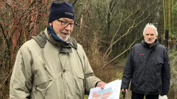 Der Lemgoer BUND-Vorsitzende Hans-Eckhart Buschmeier und Jürgen Georgi zeigen sich entsetzt, dass mit dem Wald ein „ökologisches Kleinod" erschlossen werden soll.  - © Till Brand
