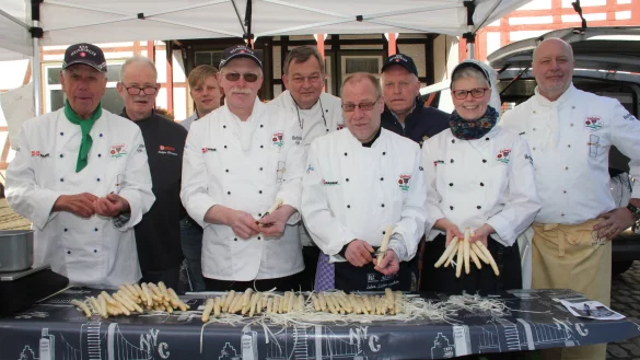 Die Teilnehmer der Sch&auml;laktion im Jahr 2017. Mit ge&uuml;bten Griffen machten sich die Akteure Horst Tappe, Ludger Hermanns, Stephan Kissner (Bad Meinberger), Thomas Mittelg&ouml;ker, Fritz L&ouml;nneker, Oliver Schulte, Helmut Sch&auml;fer, Wilma Thorenmeier und Michael Delker (von links) an das Sch&auml;len.&nbsp; - &copy; Archivfoto: Iris Liebig