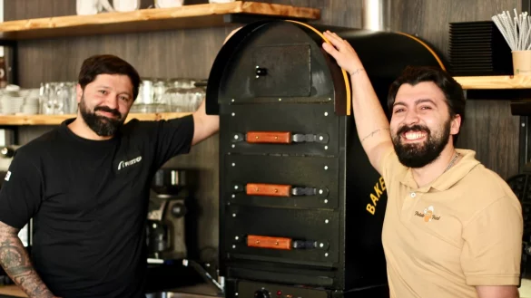 Trotz holprigem Start vor gut vier Wochen bleiben die Br&uuml;der Vehbi (links) und Ciya Igrek optimistisch, dass ihr Bistro-Caf&eacute; Potato Point frischen Wind nach Sch&ouml;tmar bringen wird. - &copy; Heidi Stork