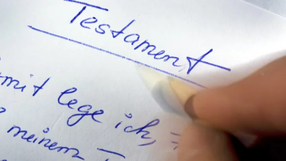 Schreiben eines Testaments - &copy; Foto: Jens B&uuml;ttner