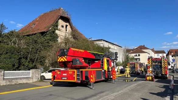 Die Feuerwehr ist zu einem Brand in der Detmolder Arminstraße ausgerückt. - © Jana Beckmann