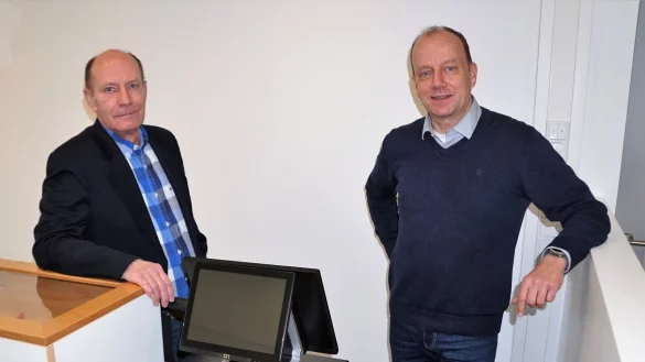 Klassenlehrer Herbert Bayer (links) mit Stephan Prante (Bildungsgangleitung Einzelhandel). - © Hanse-Berufskolleg