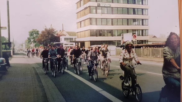 Einstieg: Zu den ersten Aktionen der Gr&uuml;nen in Lemgo geh&ouml;rte eine Fahrraddemonstration. Ingrid Koch und ihre Mitstreiter wollten, dass die alte Hansestadt fahrradfreundlicher wird. - &copy; Repro: Marianne Schwarzer