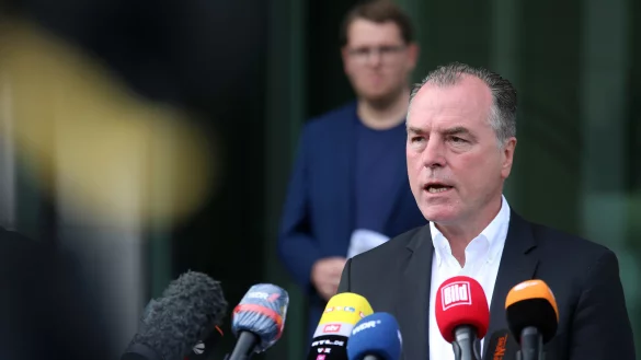 Deutlich angeschlagen: Clemens T&ouml;nnies bei der Pressekonferenz am Samstag. - &copy; Patrick Menzel