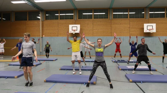 Fußballer bei einer Tabata-Einheit: Anika Rabe macht die Kicker des A-Ligisten SpVg Hagen-Hardissen bei einer speziellen Trainingsstunde in der Halle fit. - © Oliver König