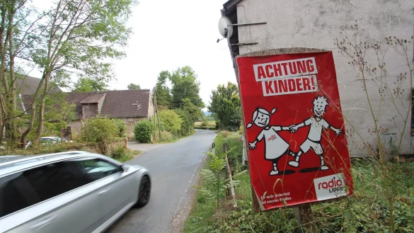 Gef&auml;hrlich f&uuml;r Kinder: Die Donoper bem&auml;ngeln, dass die Landesstra&szlig;e durch Hagendonop zu eng und zu un&uuml;bersichtlich ist. Ein B&uuml;rgerradweg soll her.&nbsp; - &copy; Jens Rademacher